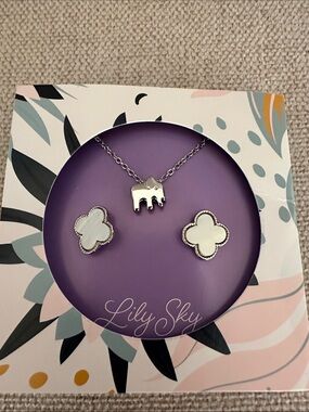 Lily Sky White Clover Stud Earrings & Silver Elephant Necklace set